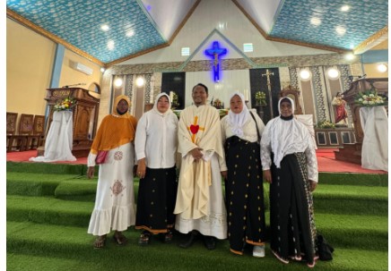 Pastor Paroki MBSB Wae Sambi saat foto bersama kaum Muslimat pembawa persembahan. (Foto : Ist.)