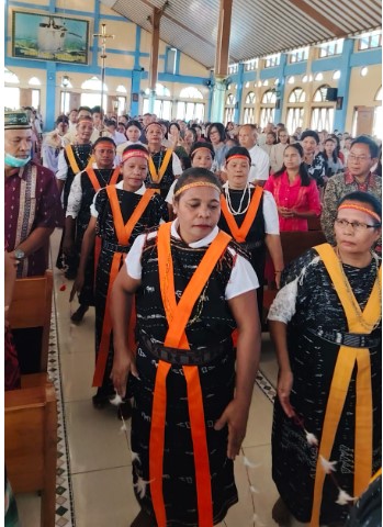 Para Lansi menari Ja'i sat perarakan masuk gereja. (Foto : Ferdy Jemaun)