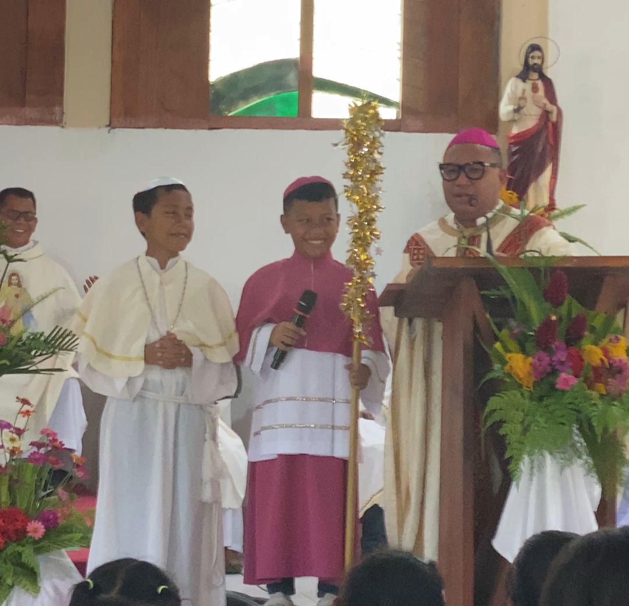 Uskup Mgr. Maksi didampingi 'Paus Cilik' dan 'Uskup Cilik' saat homili pada perayaan Ekaristi. (Foto : Tim KKI)