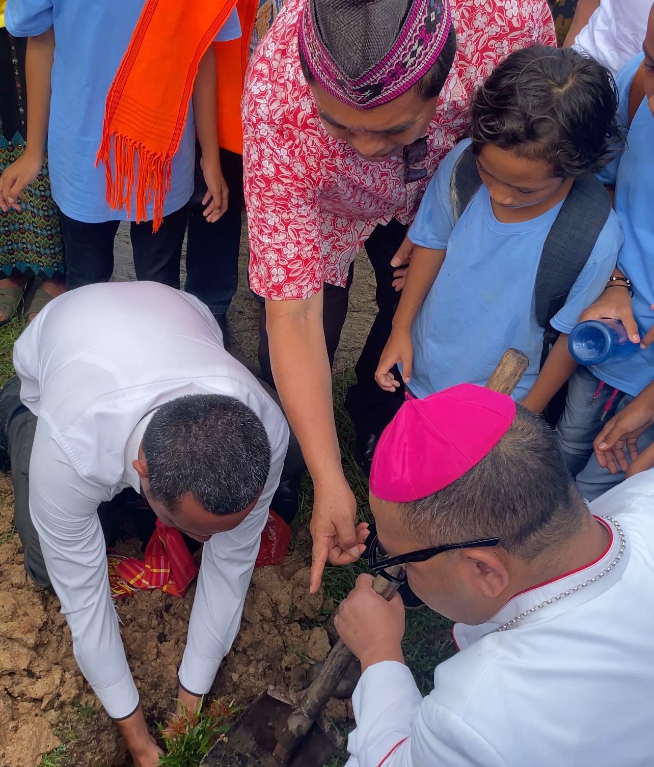 Uskup Mgr. Maksi saat penanaman pohon di Paroki Werang. (Foto : Tim KKI)