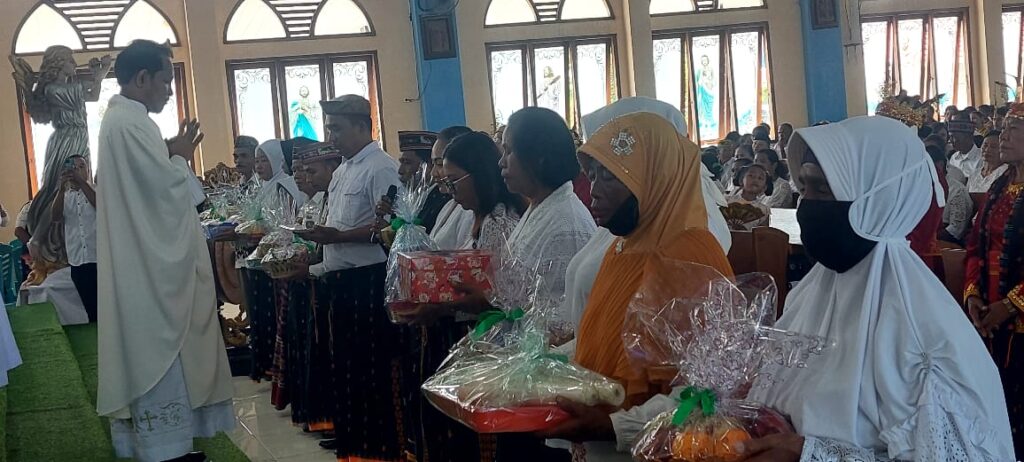 Kaum Muslima saat membawa persembahan pada Misa Hari Raya Kenaikan di Paroki MBSB Wae Sambi. (Foto : Ferdy Jemaun)