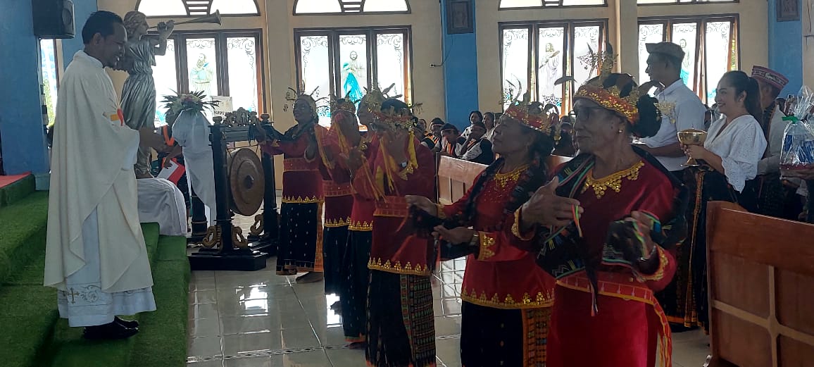 Para Lansi Bahagia Desa Batu Cermin saat menari pada perayaan Misa Kedua di Paroki MBSB. (Foto : Ferdy Jemaun)