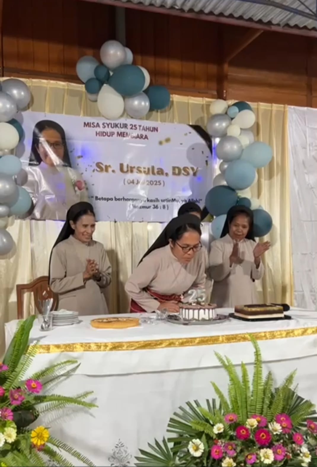 Sr. Usrusa, DSY saat meniup lilin ulang tahun. (Foto : Ferdy Jemaun)