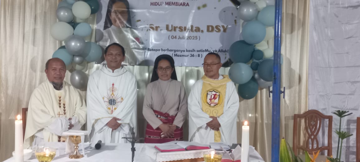 Sr. Ursula, DSY bersama Pastor Paroki MBSB Wae Sambi, RD. Risno Maden pada perayaan Syukuran. (Foto : Ferdy Jemaun)