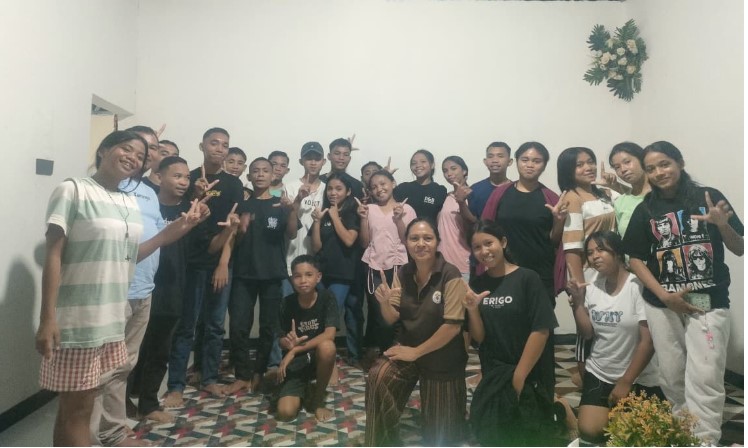 Ketusa kGB Thomas More, Ibu Resty Bampu (tengah/depan/berlutut) bersama OMK setempat. (Foto : Asty Dohu)