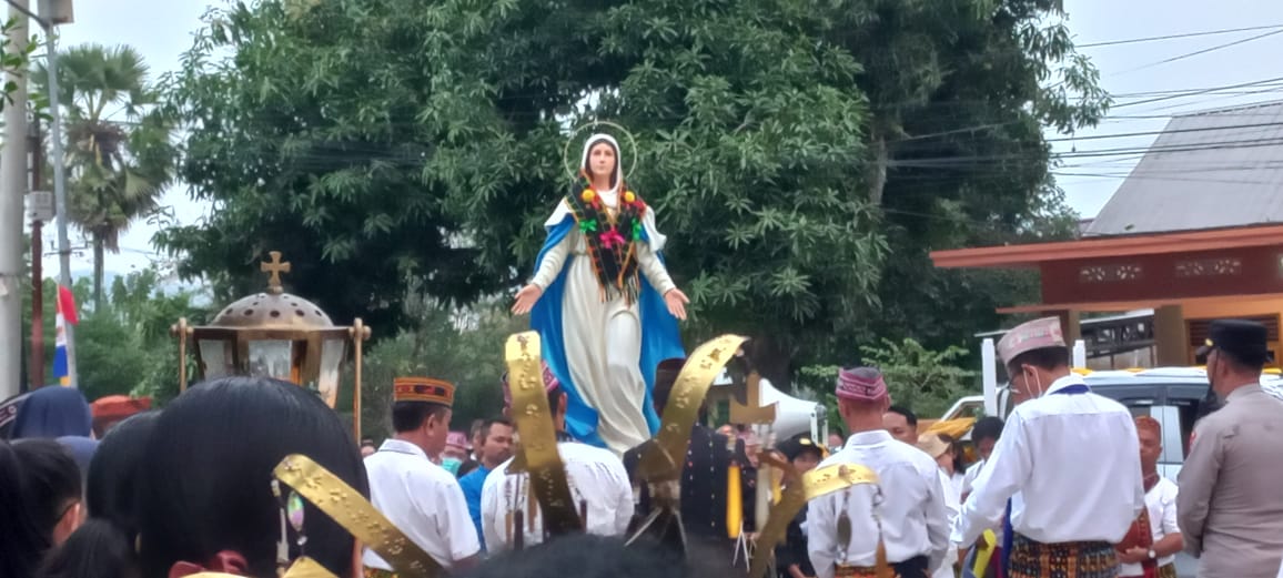 Patung Maria Asumpta Nusantara saat bersama umat di Paroki MBSB Wae Sambi (Foto : Ferdy Jemaun)