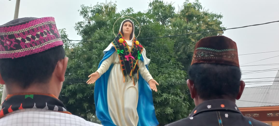 Patung Maria Asumpta saat diterima tokoh Wae Sambi di pintu gerbang gereja Paroki MBSB. (Foto : Ferdy Jemaun)