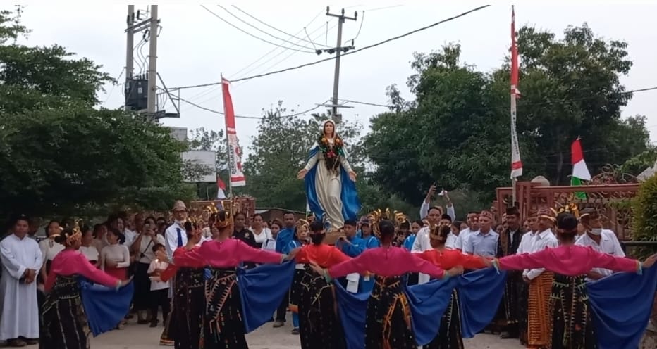 Tarian Tiba Meka menyambut Patung Maria Asumpta Nusantara di Paroki MBSB Wae Sambi. (Foto : Ferdy Jemaun)