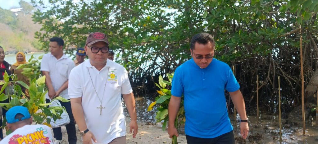 Uskup Labuan Bajo saat Aksi Ekologis di Pantai Pede