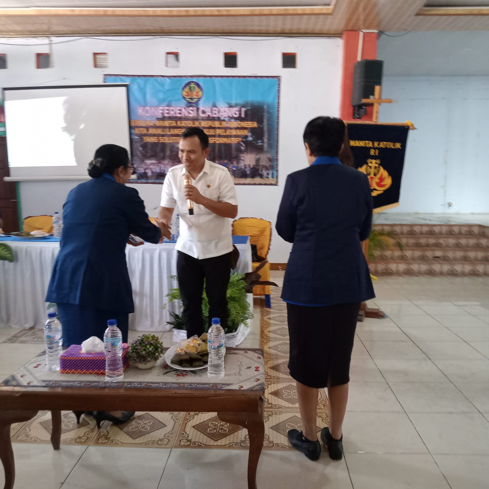 Ketua DPRD Kab. Manggarai Barat saat memberikan sumbangan kepada WKRI. (Foto : Dok. WKRI)