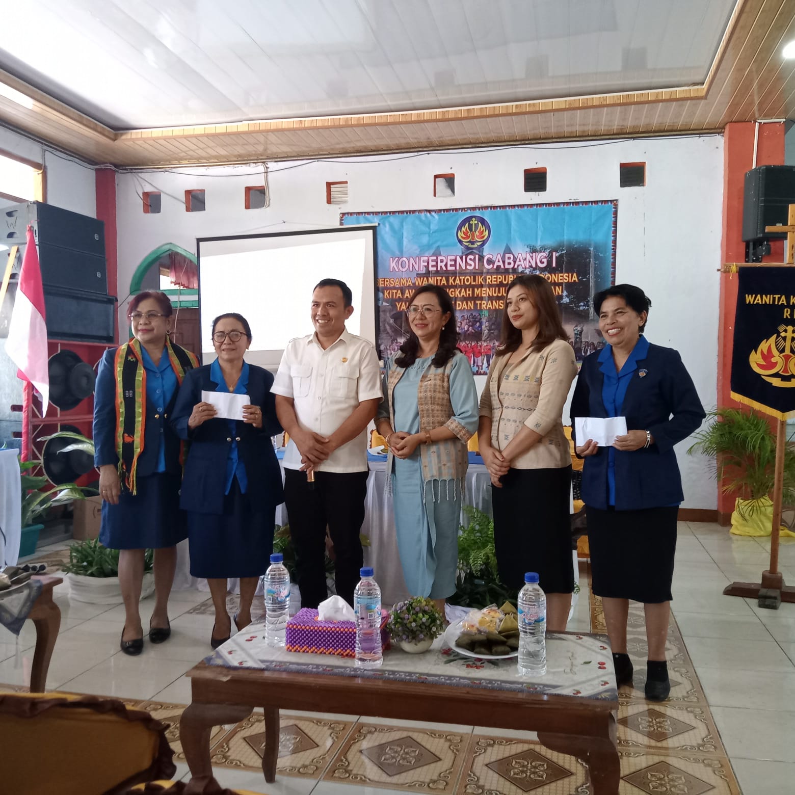 Ketua DPC WKRI Paroki MBSB Wae Sambi, Ibu Bibiana Jaya (paling kanan), saat pose bersama Ketua Presidium Wanita Katolik RI DPD NTT, Josefina Seran Gheta, ketua DPRD Mabar dan Wakil Ketua TP PKK Mabar, Ny. Mely Weng. (Foto : Dok. WKRI)