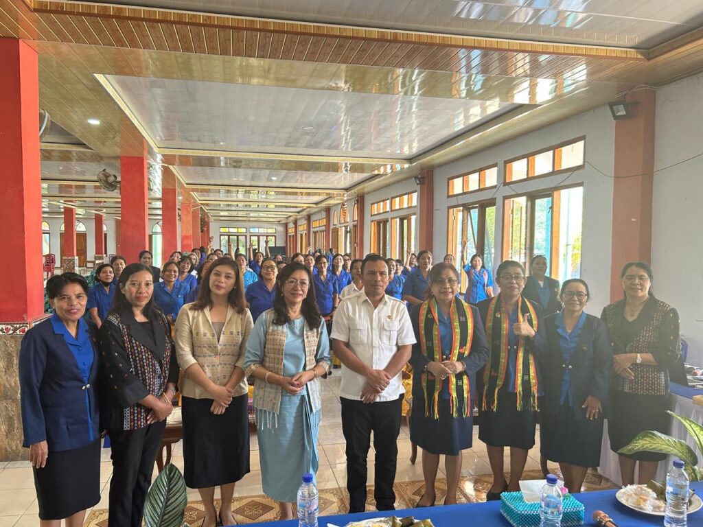 Ketua DPC WKRI Paroki MBSB Wae Sambi, Ibu Bibiana Jaya (paling kiri) saat foto bersama sejumlah tokoh. (Foto : Dok. WKRI)