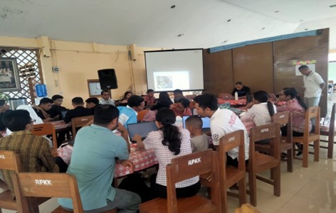 Para peserta sedang mengikuti Katekese. (Foto : Yos Min Palem)