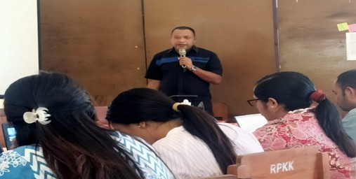 RD> Erik Ratu saat memaparkan materi. (Foto : Yos Min Palem)