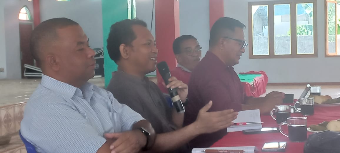 Pastor Paroki MBSB Wae Sambi, RD. Risno Maden saat memberi arahan pada rapat. (Foto : Ferdy Jemaun)