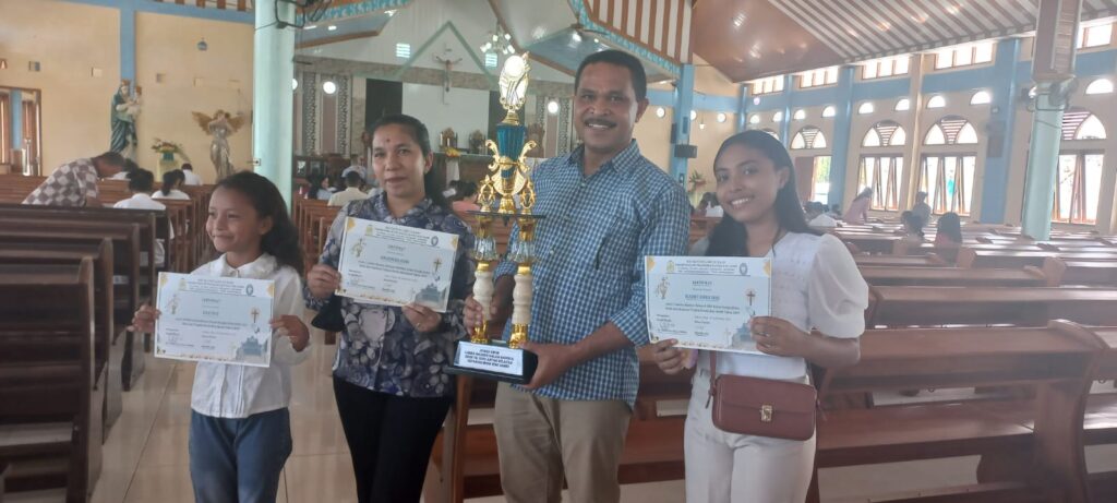 Ketua Wilayah II, Karolus Kejuru (kedua dari kanan) bersama para juara dari Wil. II. (Foto : Ferdy Jemaun)