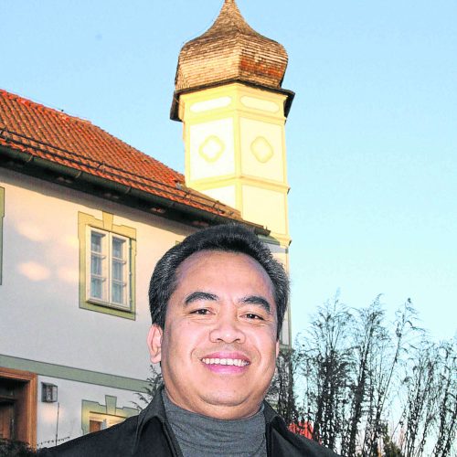 5058100-kaplan-mathias-daven-vor-seinem-langjaehrigen-domizil-dem-historischen-pfarrhof-in-pfaffenhofen-foto-sailer-2oec